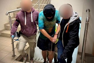 Zaatakował policjanta. Drony i psy tropiące pomogły w odnalezieniu napastnika