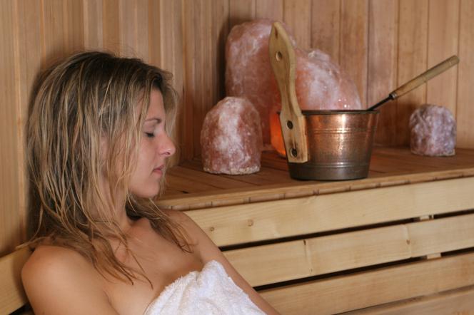 Jak chronić włosy w saunie?