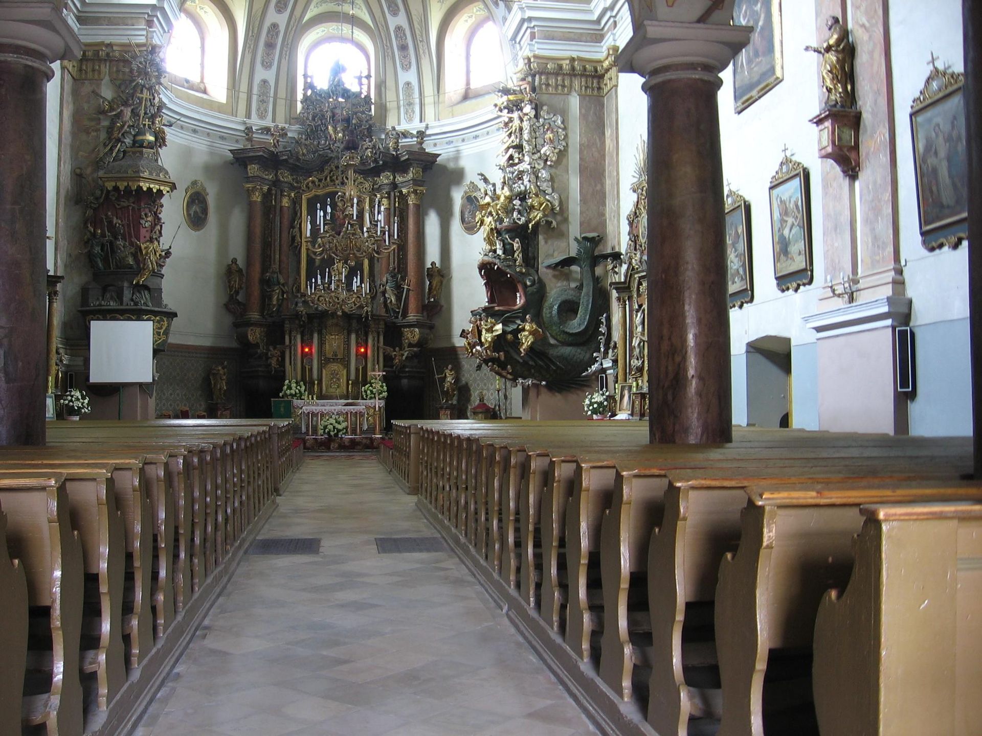 Ambona wieloryb w kościele w Dusznikach Zdroju