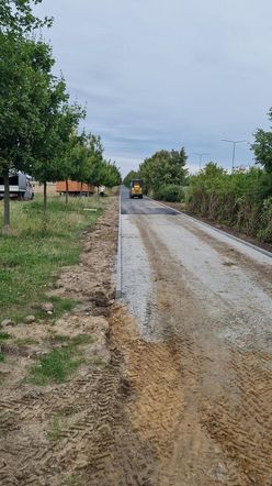 ​Na nowej ścieżce rowerowej w Lesznie już kładą asfalt [ZDJĘCIA]
