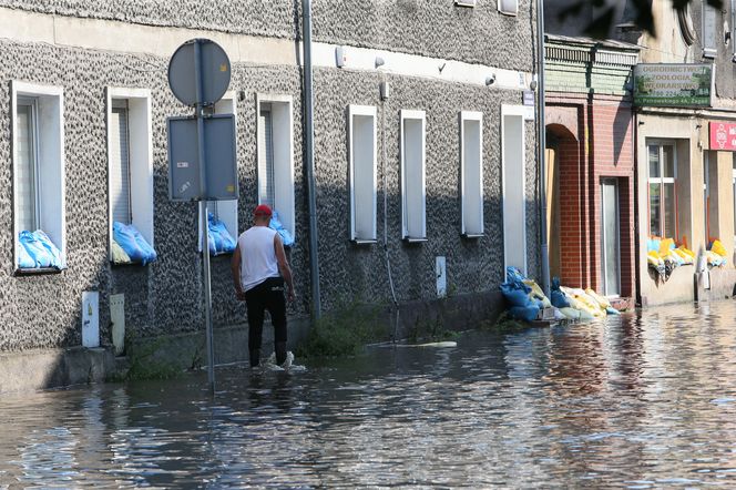 Rzeka Bóbr wdarła się na ulice Żagania