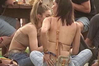 Coachella: Bella Hadid i Gigi Hadid zajadają się organicznymi hot dogami