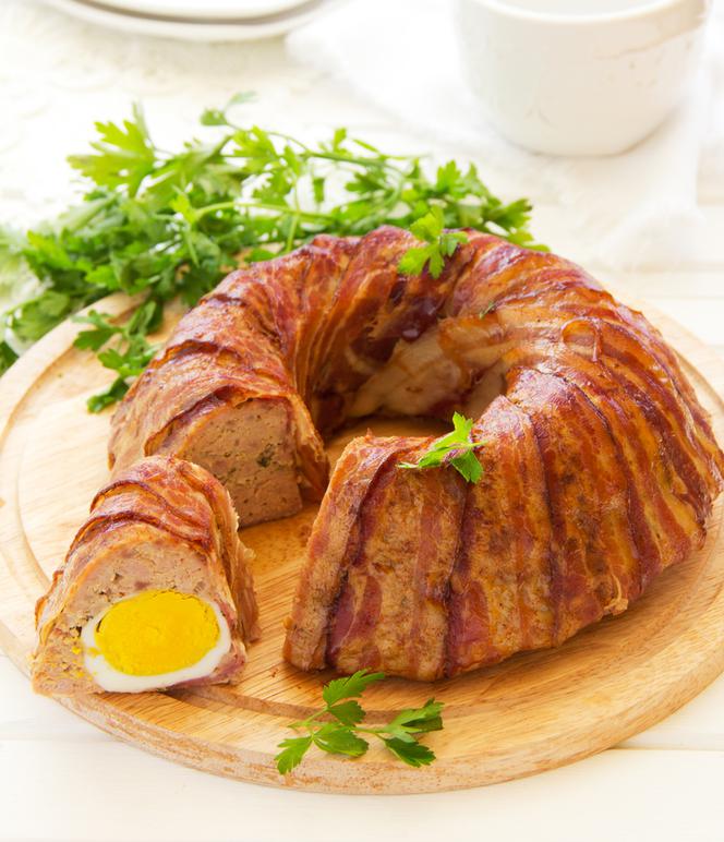 Pasztet baba owijana boczkiem: wielkanocny przepis na pasztet w kształcie babki [WIDEO]