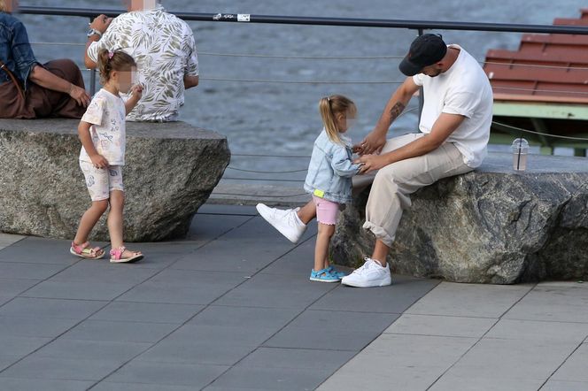 Maciej Pela z córeczkami nad Wisłą