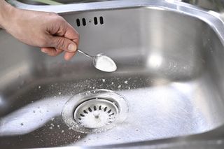 Wsyp pół szklanki do zlewu i zalej wrzątkiem! Błyskawicznie udrożnisz zatkany zlew, bez użycia chemii
