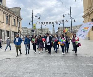 W milczeniu idzie z Helu na Rysy. Pojawił się także w Łodzi