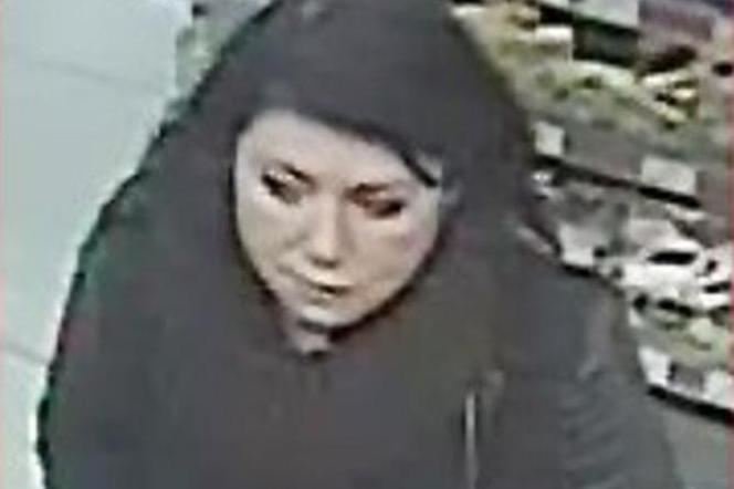 Kobieta w wieku około 35-40 lat, ciemne włosy do ramion, ubrana w ciemną kurtkę