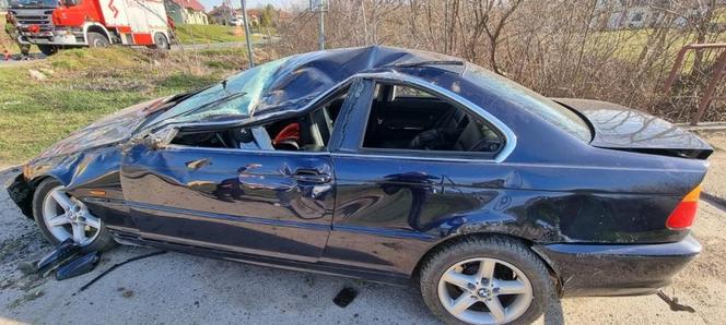 Sanok: Pijany młody kierowca stracił panowanie nad autem, wjechał w przepust i dachował 
