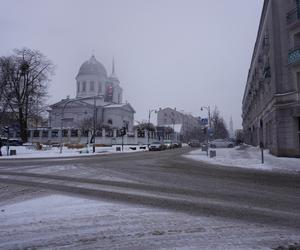 Sytuacja na drogach w Białymstoku i Podlaskiem. Opady śniegu, marznący deszcz i gołoledź