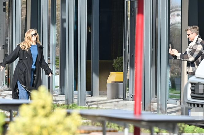 Agnieszka Kaczorowska siedzi i pachnie, a Rogacewicz wynosi śmieci i je kanapke poza autem... Fajna para?