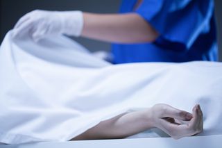Myśleli, że umarła. Gdy otworzyli worek ze zwłokami, okazało się, że 66-latka żyje