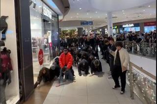 Król „pełzaków” na czele swojej armii. Nowe szalone wideo podbija internet, ludziom opadają ręce