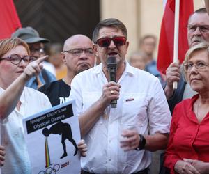 „Stop Obrażaniu Katolików”. Protest w Krakowie po inauguracji IO