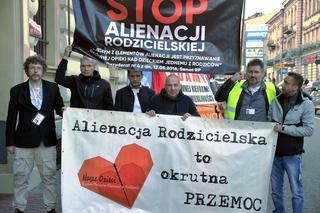 Aleksander podpalił się pod sądem i zginął. Protest ojców w Przemyślu [ZDJĘCIA, WIDEO]