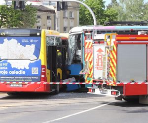  Wypadek we Wrocławiu  Tramwaj zderzył się z autobusem. Są poszkodowani 