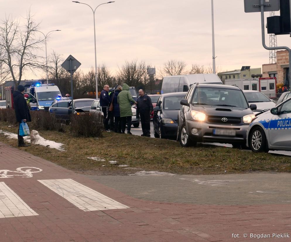 Zderzenie czterech aut na ul. Reja w Suwałkach. Jedna osoba w szpitalu. Zablokowany pas ruchu w k. Jeleniewa