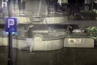 Rusałka kąpie się w fontannie w Rybniku