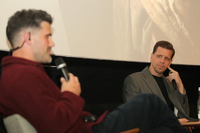 Wojciech Szczęsny z dziećmi na premierze filmu o sobie