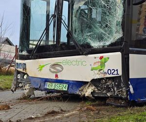 Groźny wypadek autobusu w Krakowie. Pojazd staranował ogrodzenie