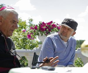 Ranczo. Reżyser serialu Wojciech Adamczyk, biskup Sądecki (Wiktor Zborowski)