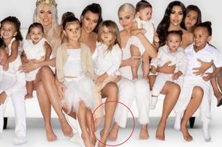 Stopa Kylie Jenner na świątecznej kartce to kopia nogi Khloe? Fani na tropie wpadki