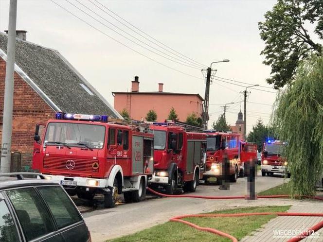 Pożar budynku w Wałdowie! Z ogniem walczyło 5 zastępów straży pożarnej [ZDJĘCIA]
