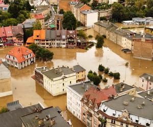 Powódź 2024 w Kłodzku. Miasto tonie, ogrom tragedii widać na zdjęciach z lotu ptaka