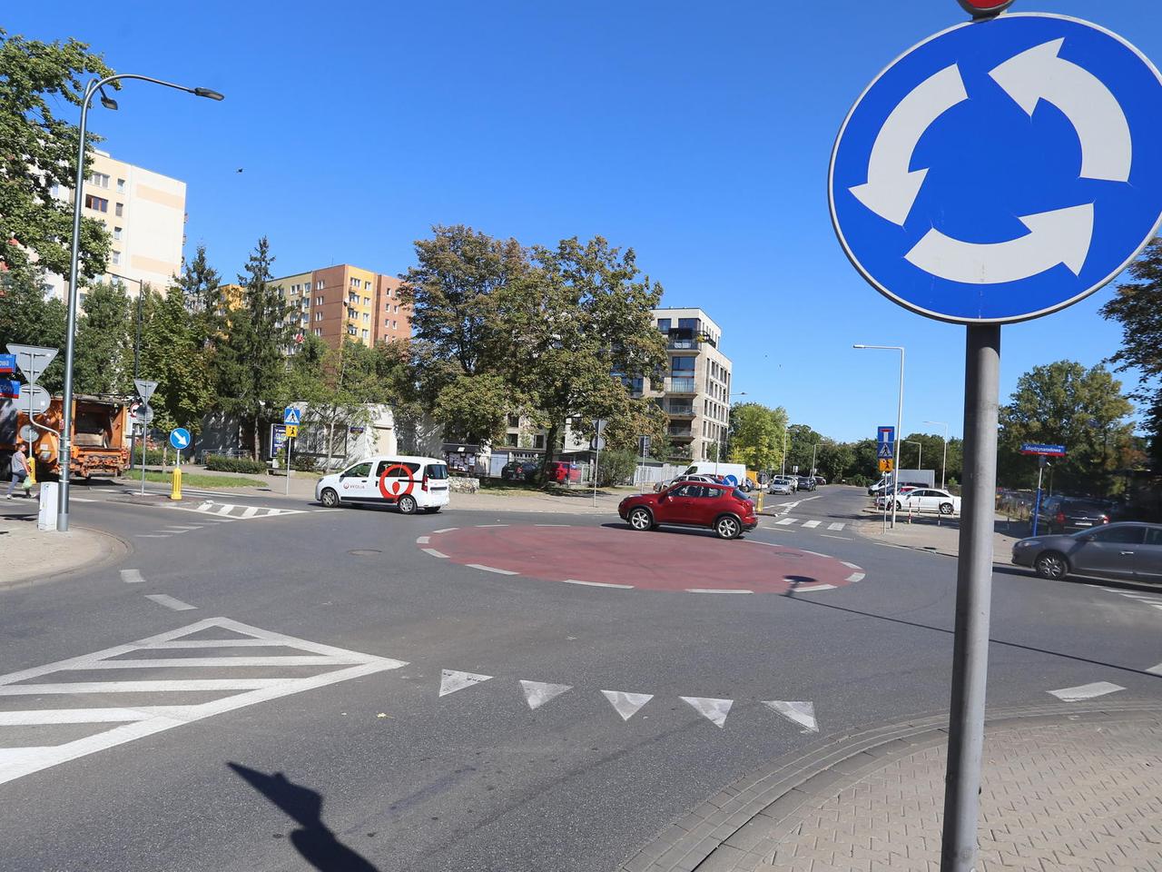 Kierowcy kłócą się od lat, a sądy już dawno rozstrzygnęły sprawę. Czy włączać lewy kierunkowskaz na rondzie?