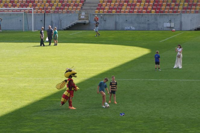 Pożegnianie Murawy na Chorten Arenie. Jagiellonia Białystok rozdaje boisko swoim kibicom