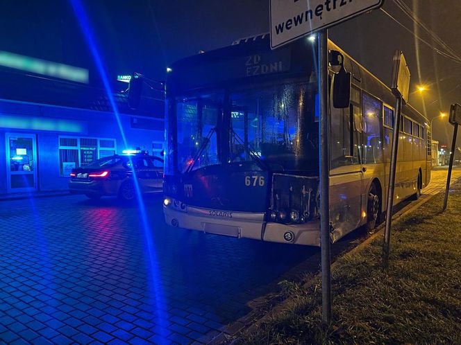 Bydgoszczanin ukradł autobus MZK. Wyjechał nim z miasta, po drodze rozbił cztery auta