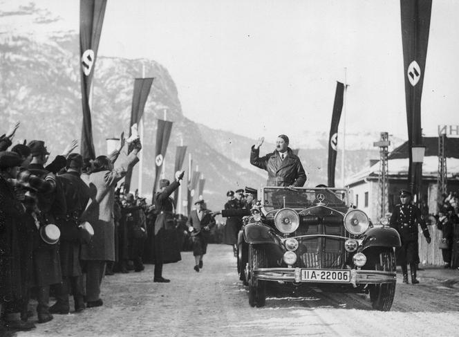 Adolf Hitler pozdrawia manifestantów ze swojego Mercedesa w bawarskim miasteczku Garmisch-Partenkirchen z okazji Zimowych Igrzysk Olimpijskich, 14.02.1936 r.