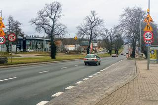 Ulica rozkopana, drzewa wycięte, kierowcy narzekają. Co z nowym dojazdem do sklepu IKEA w Szczecinie?
