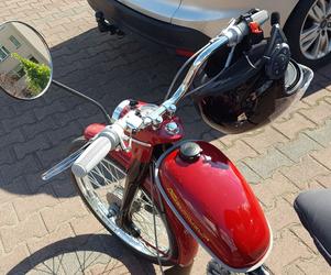 Fani starych polskich motorowerów z Bzyk Raider ze Swarzędza zrobili sobie postój w Lesznie