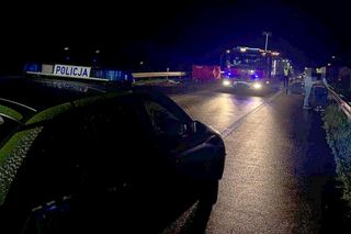 Śmiertelny wypadek pod Kutnem. 28-latek z BMW zderzył się z dwoma pojazdami [ZDJĘCIA].