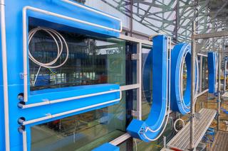 Zabytkowy neon „Dworzec Kolejowy” powrócił na elewację nowego budynku dworca [ZDJĘCIA]