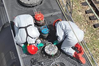 Wyciek groźnego kwasu z cysterny kolejowej. Dron wykrył kuriozalną usterkę