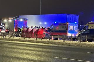 Makabra na S8 pod Warszawą. Auto wbiło się w ciężarówkę