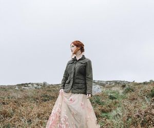 Długa spódnica to nieodłączny element modnych stylizacji. Naszą je zarówno romantyczki, jak i fanki stylu grunge 