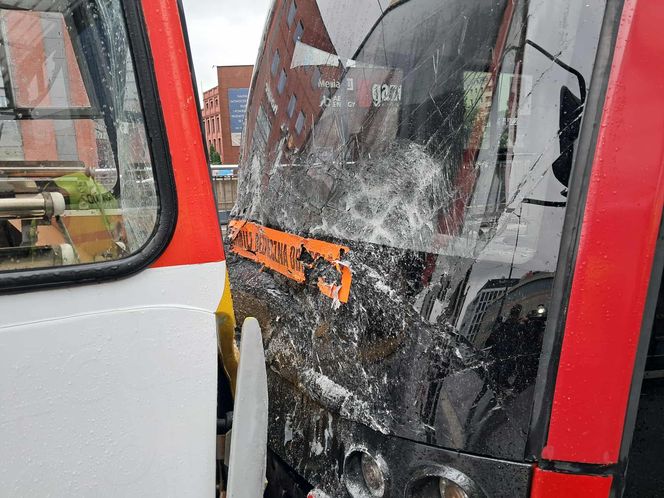 Zderzenie dwóch tramwajów w centrum Łodzi.