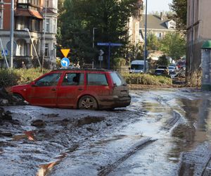 Mieszkańcy Kłodzka i Stronia Śląskiego rozpoczęli wielkie sprzątanie. Chcą zwalczyć skutki powodzi