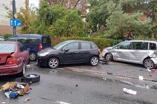 Fatalne skutki wyprzedzania w Bydgoszczy! 31-latek wbił się w zaparkowane auta