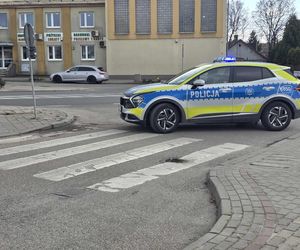 Nastolatki uderzyły w drzwi.