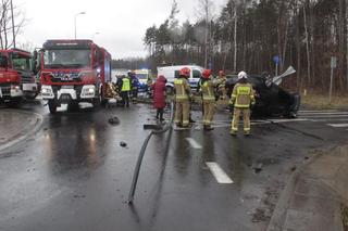 Wypadek w Wawrze. Roztrzaskali się osobówką. To cud, że nic im się nie stało!