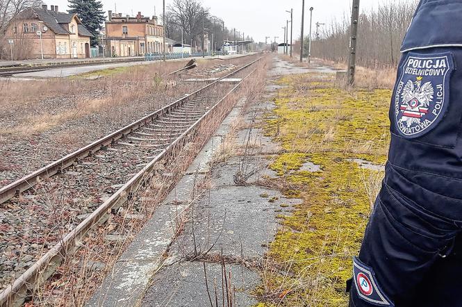 Złotów. Wypił płyn do chłodnic i pożegnał się z matką! Desperata znaleziono na torach