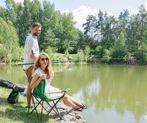 Jacek Rozenek z żoną i trzema bestiami, syn Łącz bez koszulki, a Jarosińska - nieprzyzwoicie... skromna. Aktorzy łowią!