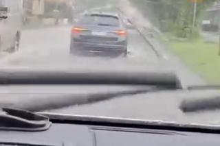 Koszmarne skutki niszczycielskiej nawałnicy. Woda wdarła się do domów, zatopione auta