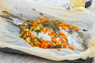 Pstrąg pieczony w całości w folii z warzywami: łatwy przepis na wykwintne danie