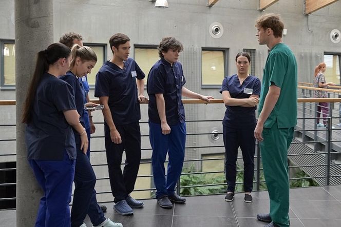 Pierwsza miłość, odcinek 3952: Julita (Dagmara Bryzek), Filip (Dominik Smaruj), Radek (Karol Biskup)