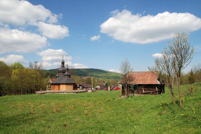 To słynna wieś w Małopolsce. Według legendy zbudowali ją kamieniarze