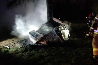 Tragiczny wypadek koło Jaświł. Auto stanęło w płomieniach. Zginęły dwie osoby